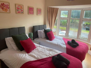 College Road, Birmingham M5 M6, 3 bedrooms parking garden